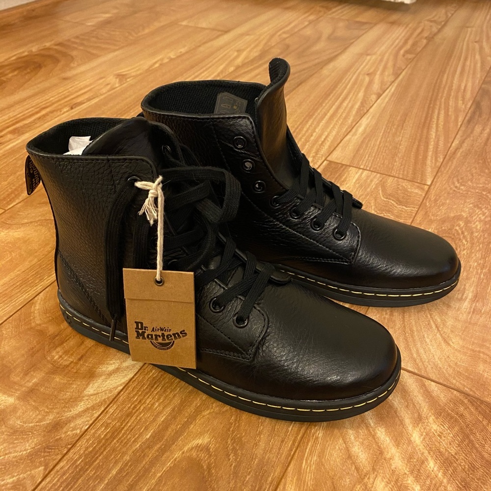 Dr. Martens Leyton Boot